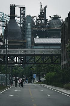 网红食品乱象频发，守护舌尖安全需多方合力。