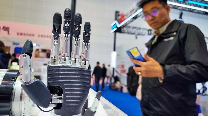  两个超常规信号鲜明；技术攻坚与人才布局并进，五年蓝图清晰可见。 IT技术