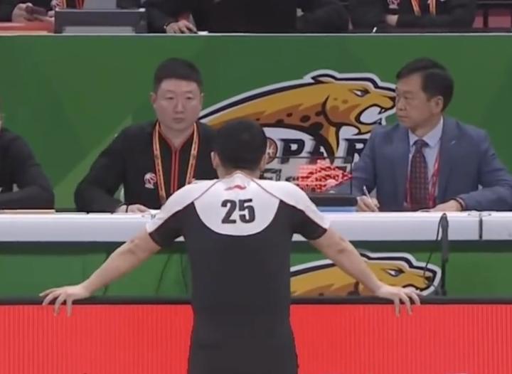  裁判场上失误频出，莫兰德遭犯规却由鄢手骐主罚；两分到手后瞬间取消，对手重获球权。 体育新闻