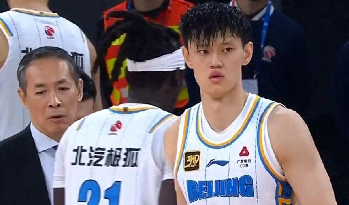  CBA三强伤病与补强深度解析：季后赛格局的变量密码 体育新闻
